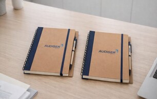 Dejá tu marca en cada idea: regalá cuaderno y lapicera personalizados
