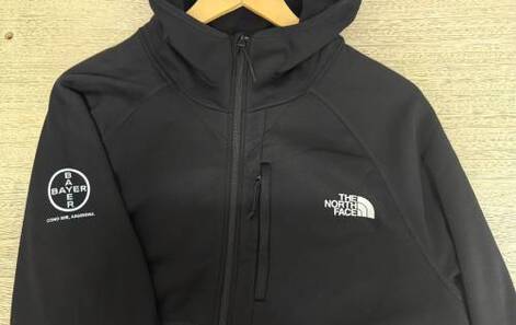 Campera con logo estampado