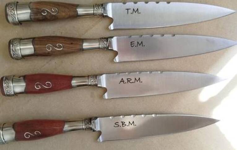 Cuchillos parrilleros con iniciales grabadas