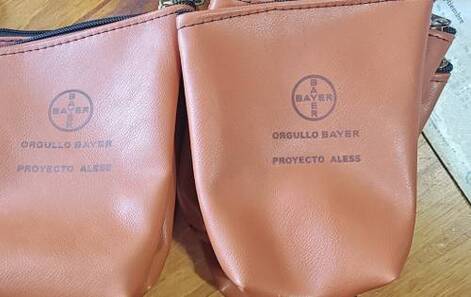 Yerbera de cuero con logo grabado