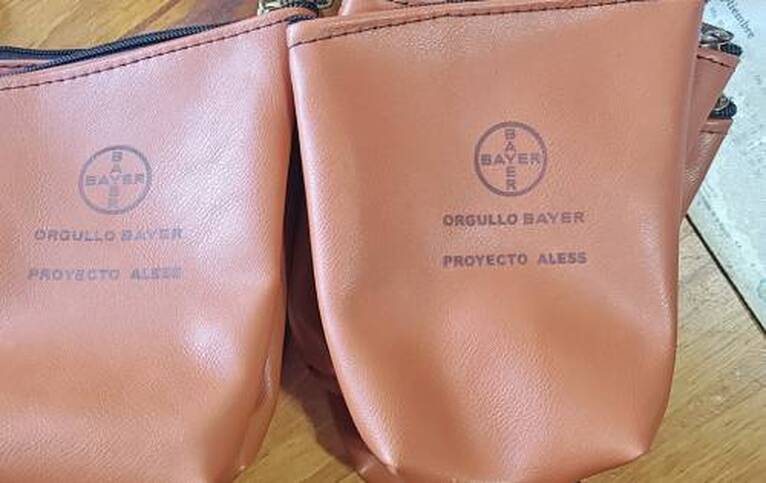 Yerbera de cuero con logo grabado