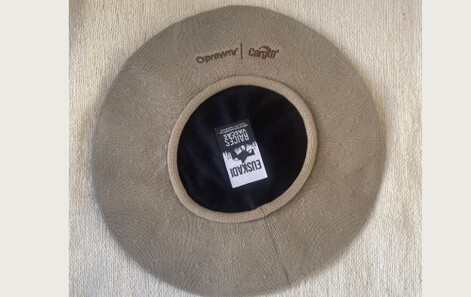 Boina de hilo con logo bordado
