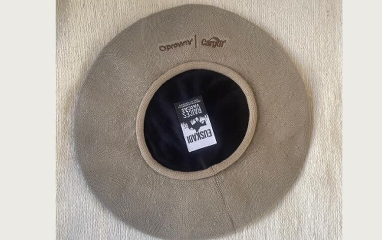 Boina de hilo con logo bordado