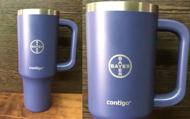 Vaso con manija con logo grabado