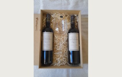 Caja de madera grabada con logo con vinos y copa